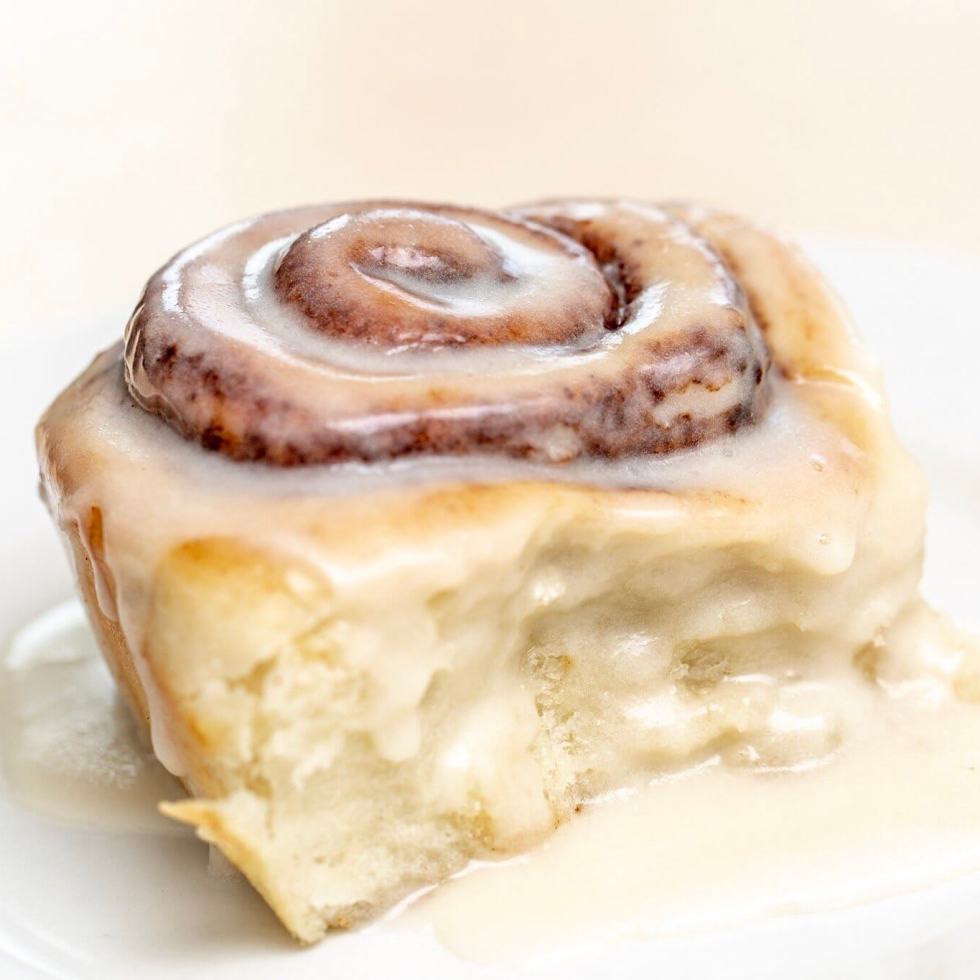 Vegan cinnamon bun with icing