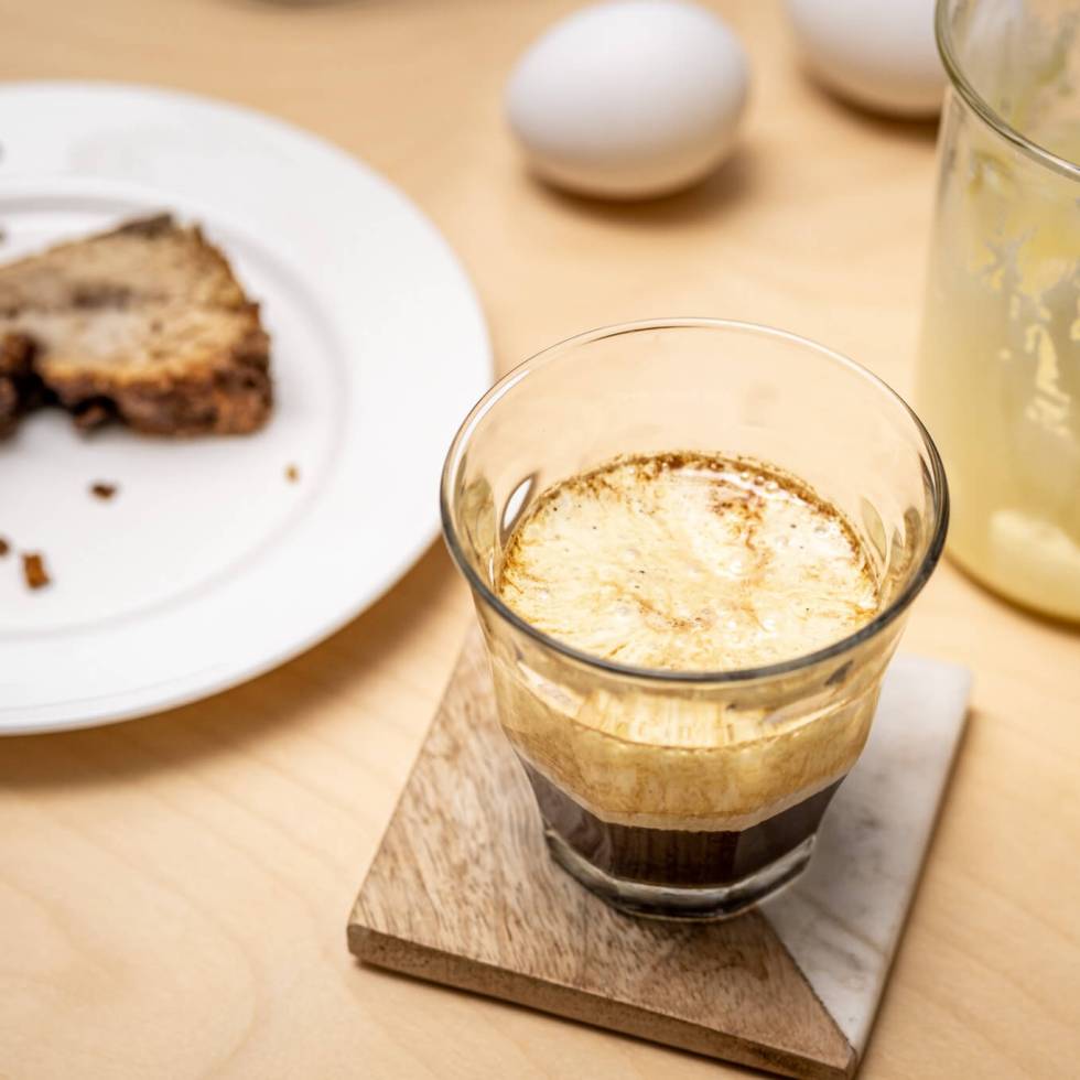 Uovo sbattuto con caffè: espresso with whipped egg yolks and sugar