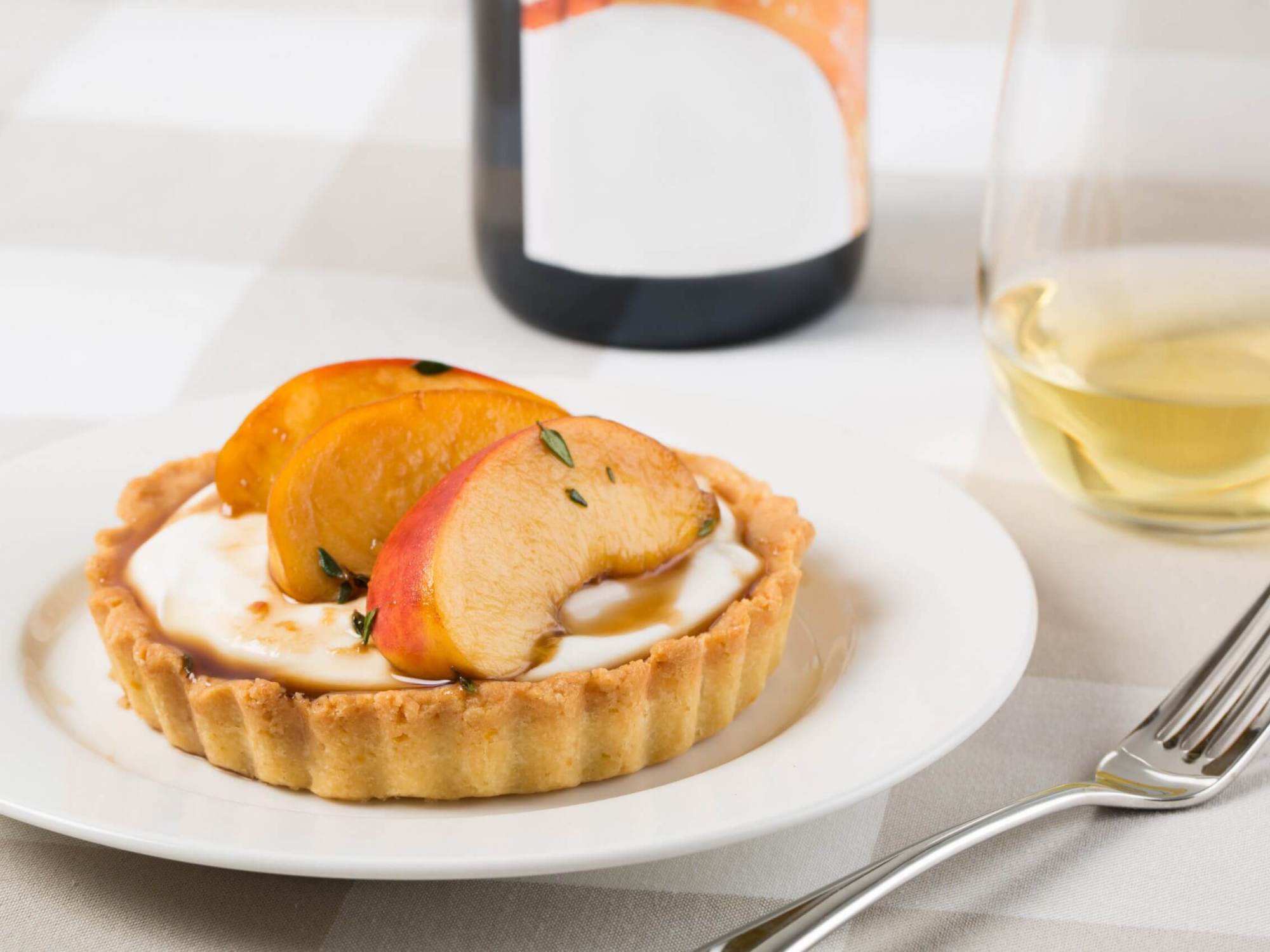 Honey-yogurt mousse tart with marinaded peaches