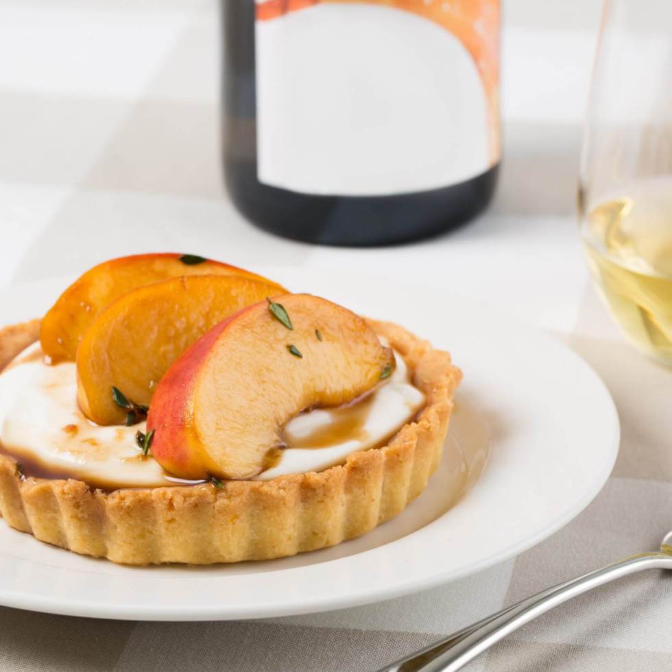 Honey-yogurt mousse tart with marinaded peaches
