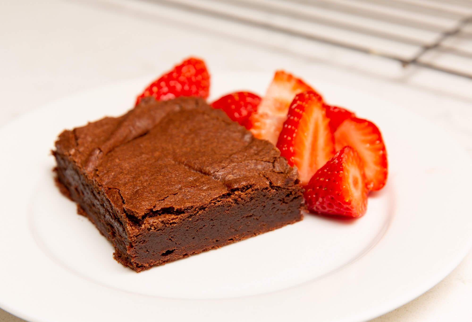 Chewy chocolate brownies with fresh strawberries