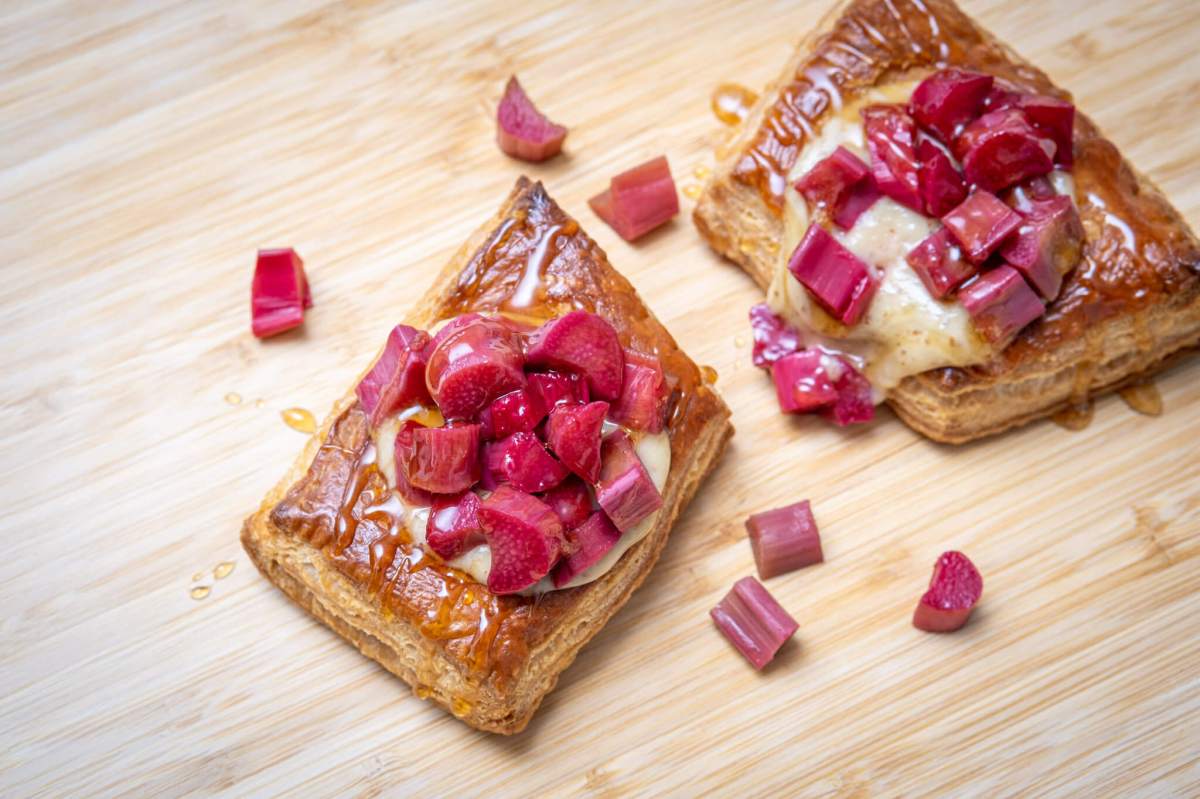 Rhubarb puff pastry tarts – Shelf5